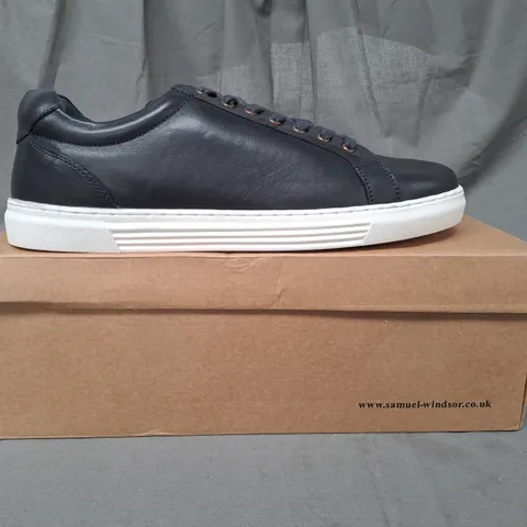 BOXED PAIR OF SAMUEL WINDSOR LACE UP SHOES IN DARK NAVY UK SIZE 10