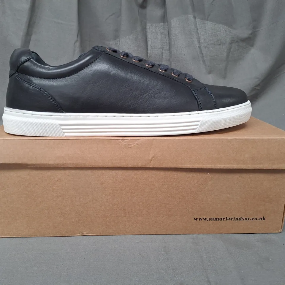BOXED PAIR OF SAMUEL WINDSOR LACE UP SHOES IN DARK NAVY UK SIZE 10