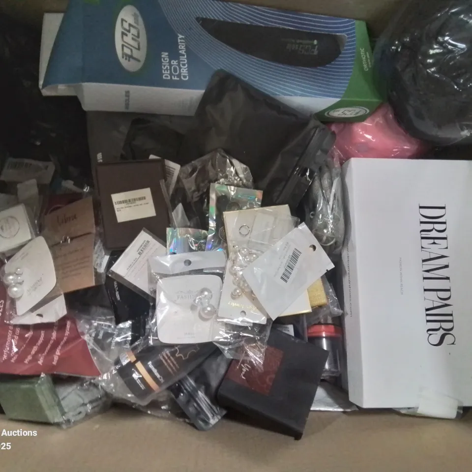 BOX CONTAINING MIXED CLOTHING AND DRESS UP/COSTUME JEWELLERY ETC.