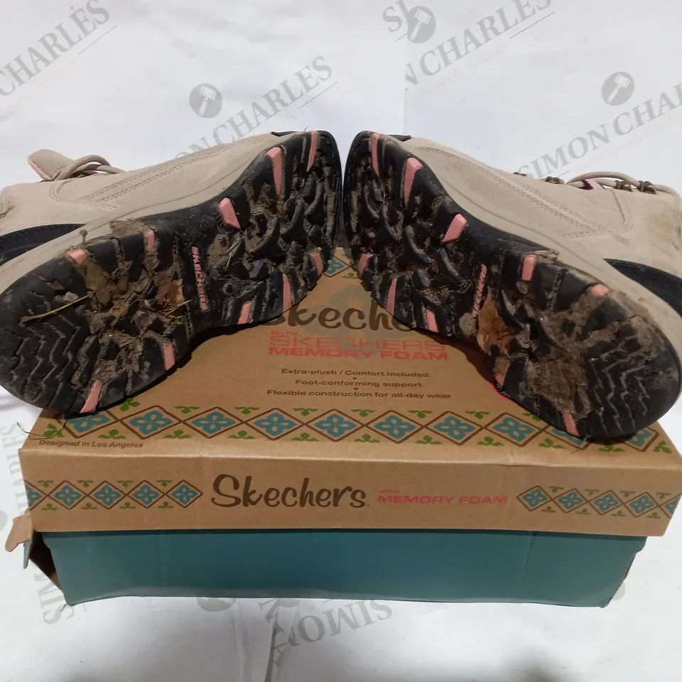 BOXED PAIR OF SKECHERS LEATHER NATURAL WATERPROOF BOOT  - SIZE 6.5