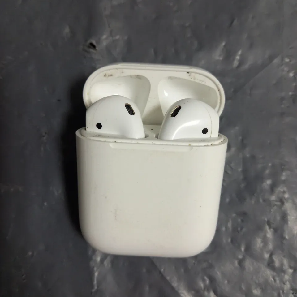 PAIR OF APPLE AIRPODS IN WHITE