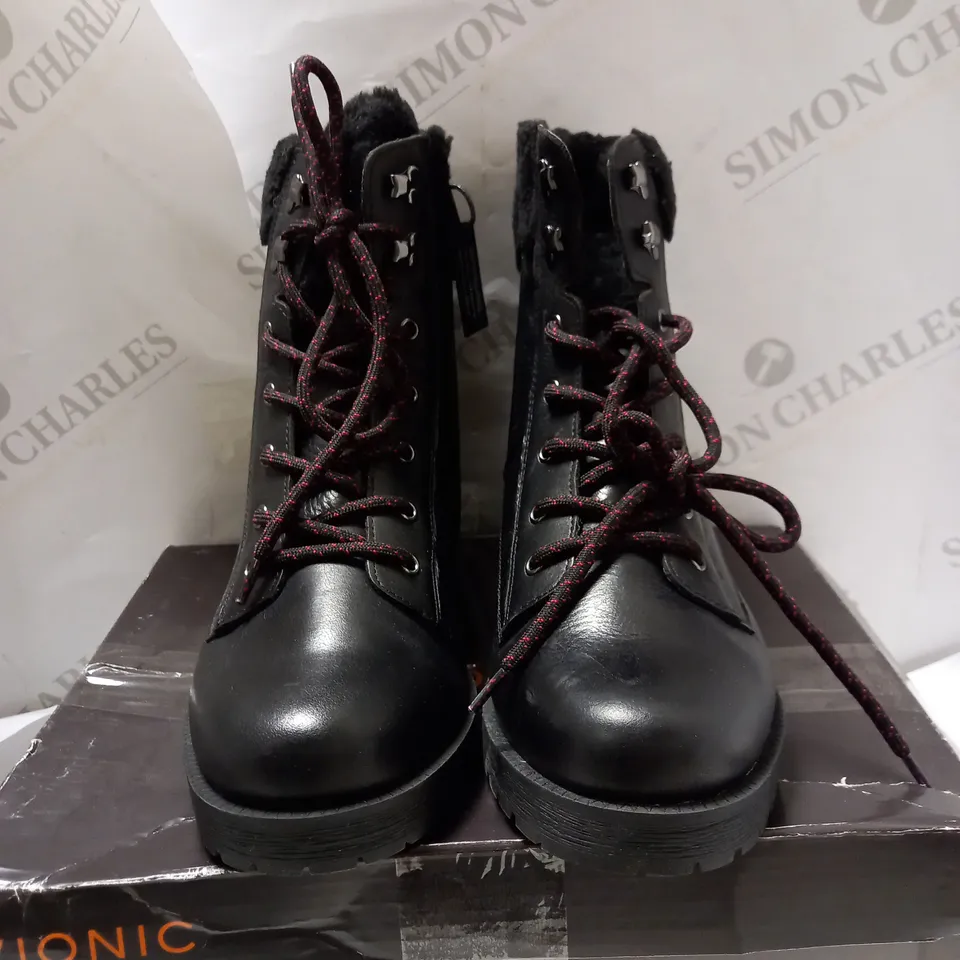 VIONIC ZOEY LEATHER HIKER BOOT BLACK - SIZE 7