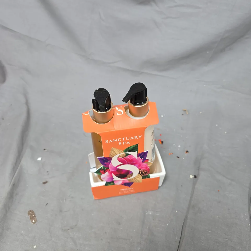 JOB LOT OF APPROXIMATELY 10 ASSORTED ITEMS TO INCLUDE: HANDWASH AND LEATHER WALLET