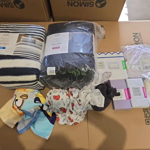 BOX OF APPROXIMATELY 8 ASSORTED BEDDING AND SOFT FURNISHING ITEMS TO INCLUDE - PILLOWCASES- BEDDING SET - TOWEL ETC.