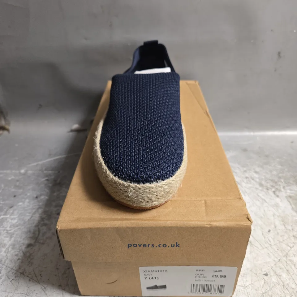 BOXED PAVERS LOATHERS SIZE 7