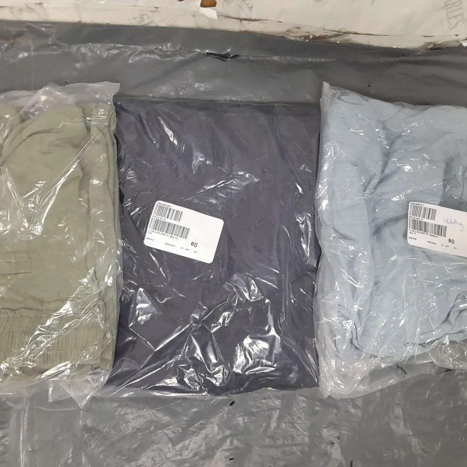 BOX OF APPROXIMATELY 15 ASSORTED CLOTHING AND FASHION ITEMS IN VARIOUS STYLES, SIZES, AND COLOURS
