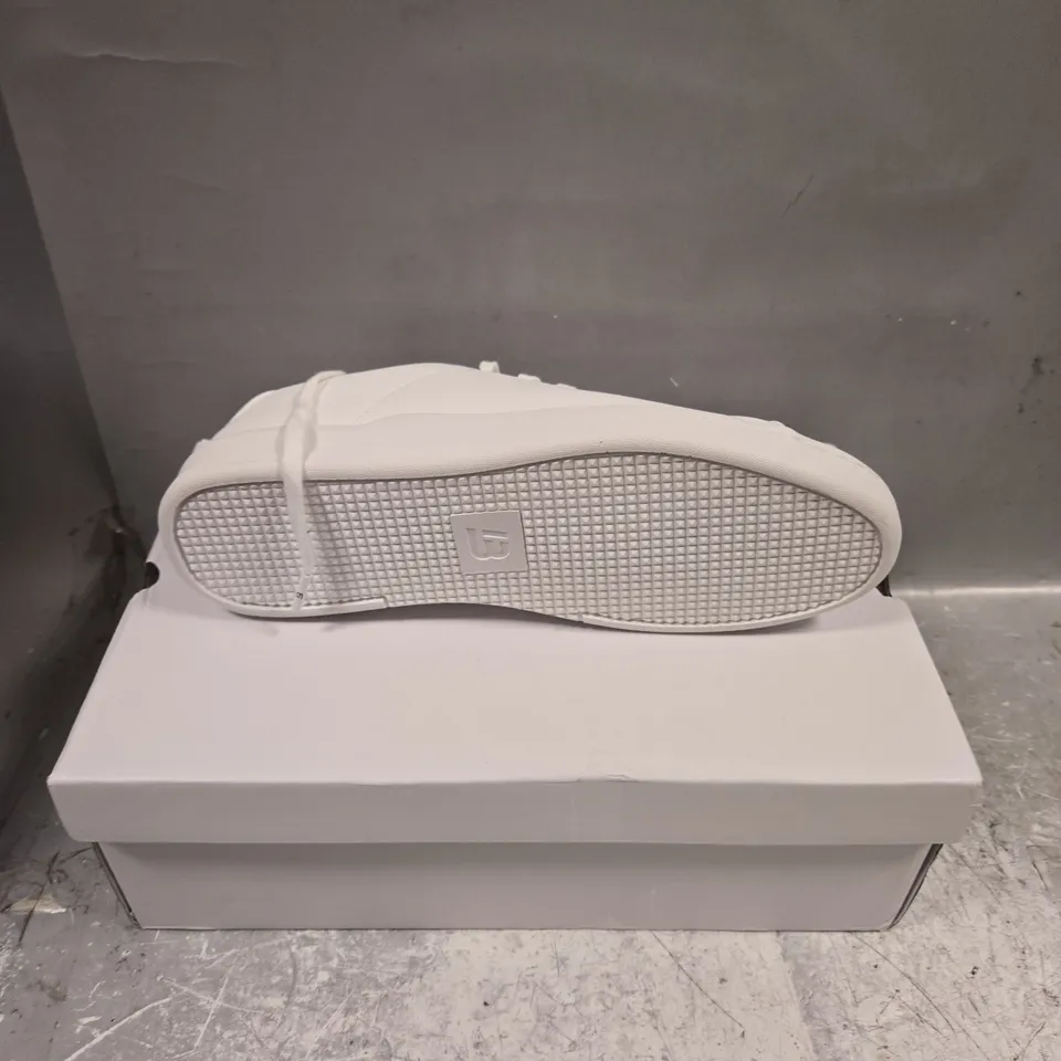 BOXED PAIR OF BEE INSPIRED EZRA TRAINERS IN WHITE - 8