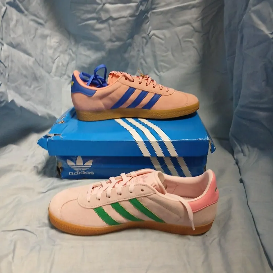 ADIDAS GAZELLE J TRAINERS – 2 ODD SHOES, PINK/PEACH WITH GREEN & PINK/PEACH WITH BLUE STRIPES, UK 4.5