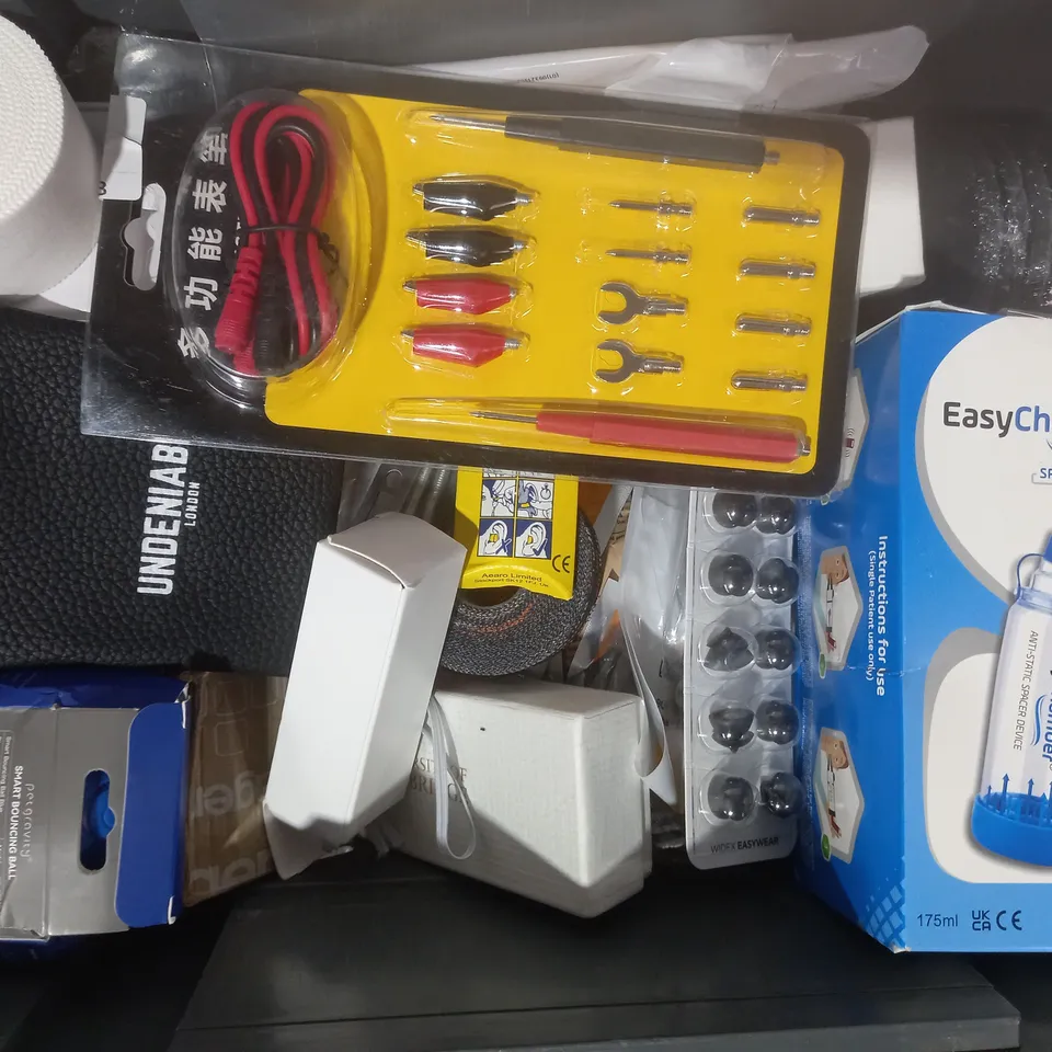 APPROXIMATELY 20 ASSORTED HOUSEHOLD ITEMS TO INCLUDE BLU TACK, PEAK FLOW METER, ETC