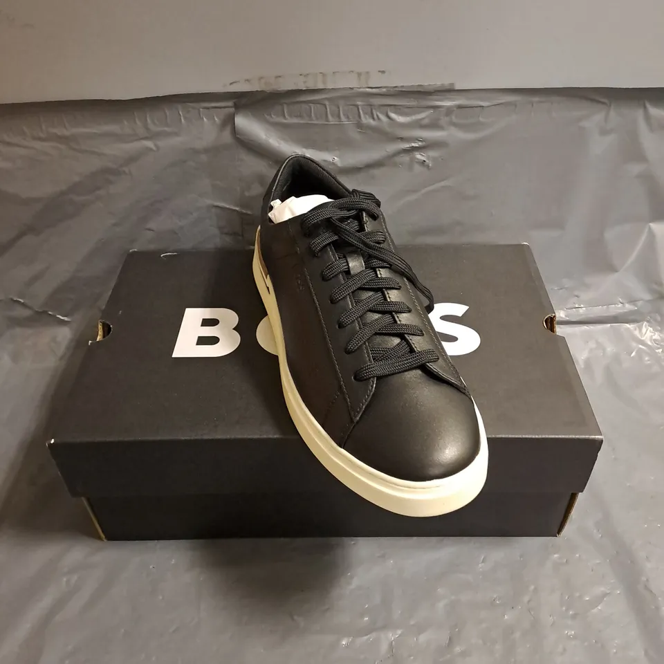 BOXED PAIR OF BOSS CLINT TENNIS TRAINERS IN BLACK MULTI SIZE UK 9