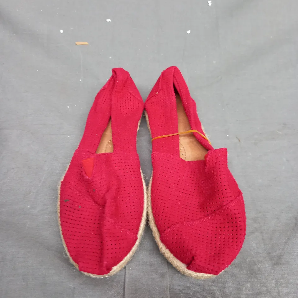 BOX OF APPROXIMATELY 12 DESIGNER FLAT SLIP ON SHOES IN RED - VARIOUS SIZES