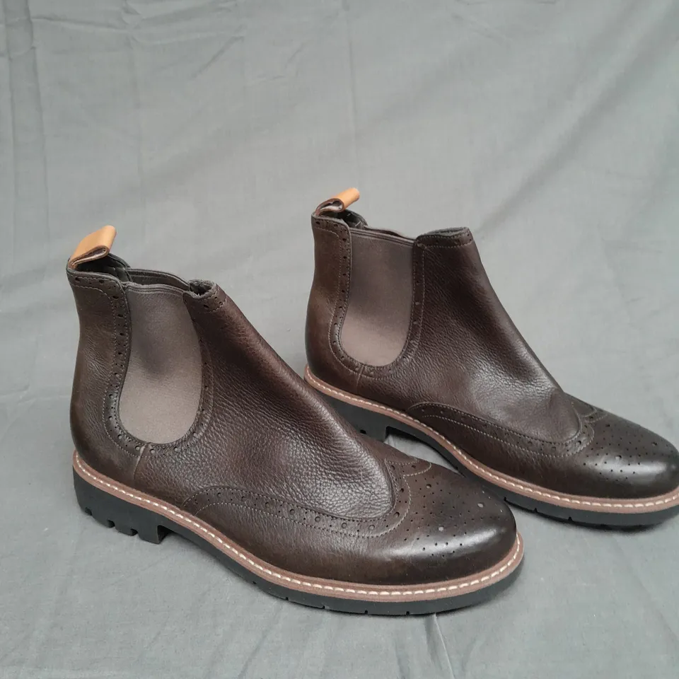 BOXED PAIR OF CLARKS BROWN SLIP ON BOOTS SIZE 9 