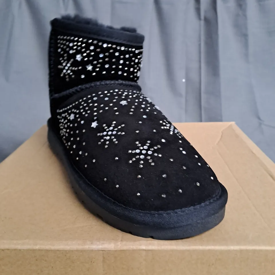 BOXED PAIR OF BONOVA SPARKLE SHEEPSKIN BOOTS BLACK SIZE 5