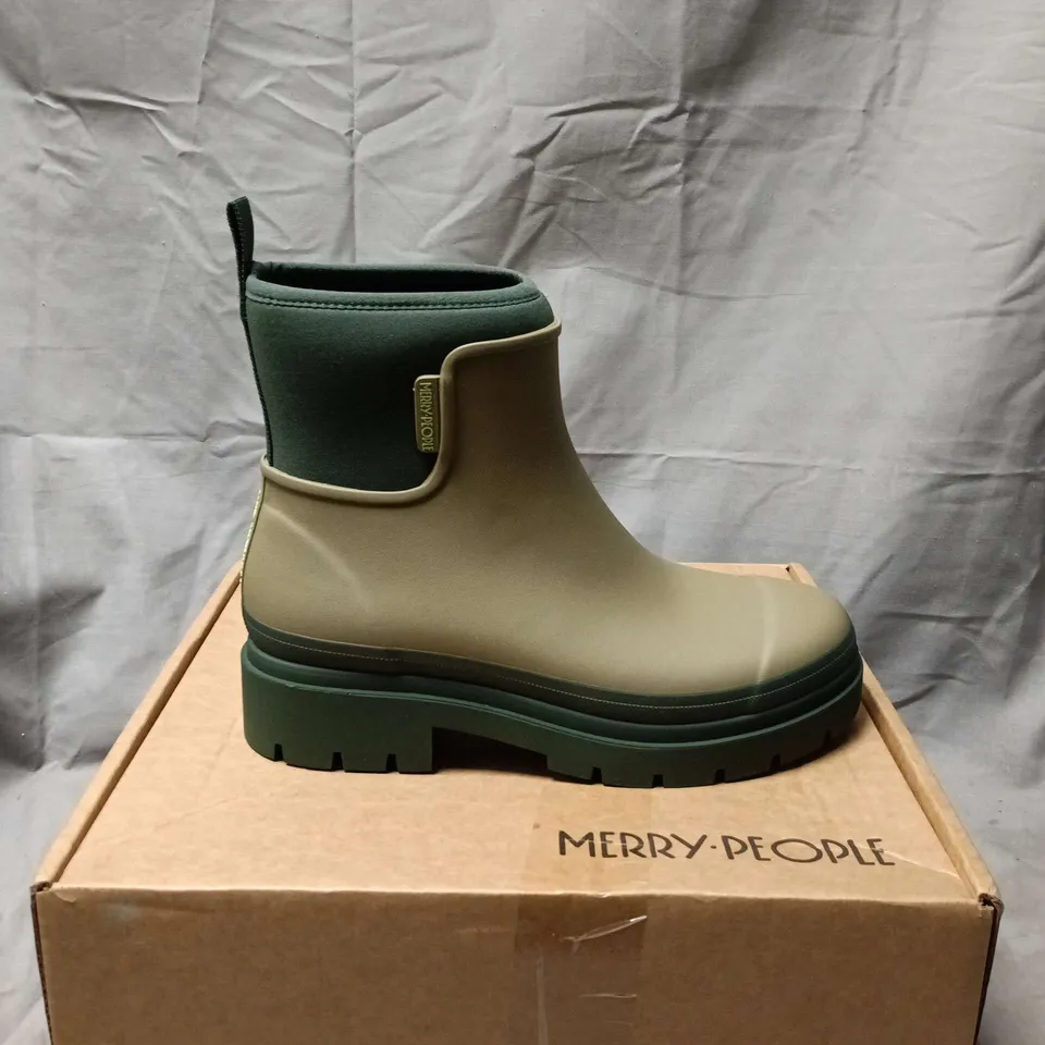 BOXED PAIR OF MERRY PEOPLE TULLY BOOT – KHAKI, UK 9 (EU 42)