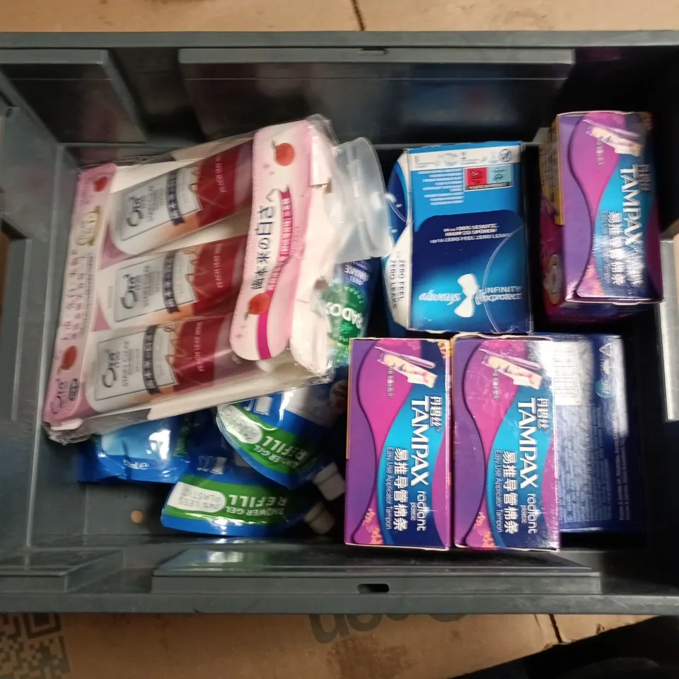 APPROXIMATEY 20 ASSORTED HEALTH AND BEAUTY PRODUCTS TO INCLUDE TAMPAX COMPACT, RADOX FEEL AWAKE REFILL PACK, VASELINE ADVANCED REPAIR MOISTURISER ETC 