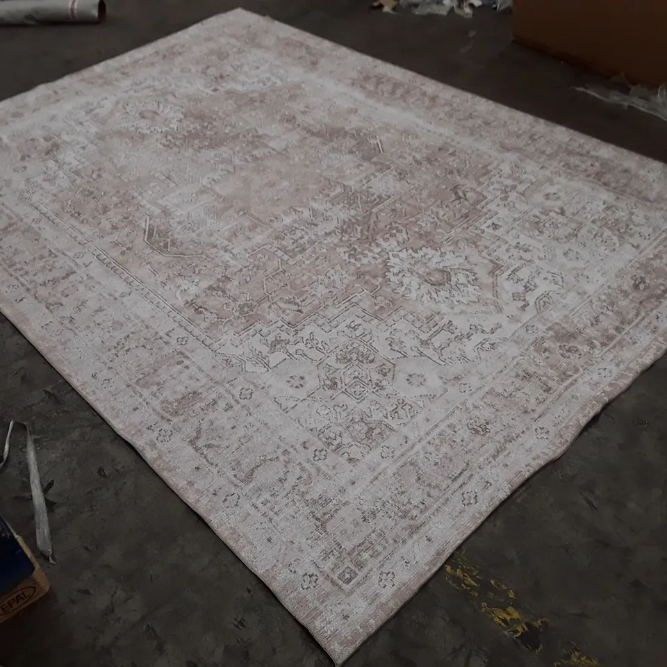 QUALITY DESIGNER AREA RUG APPROXIMATELY 240×330CM