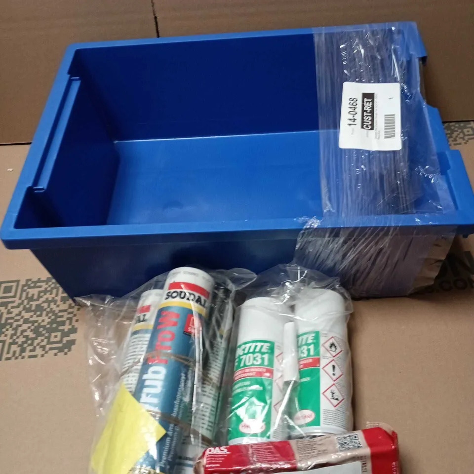 APPROXIMATELY 20 ASSORTED TOOLS & HOUSEHOLD EQUIPMENT TO INCLUDE STORAGE TRAY, MODELLING CLAY, SPRAY CLEANER ETC 