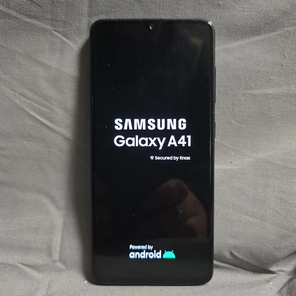 SAMSUNG GALAXY A41 SMARTPHONE – BLACK/GRADIENT, POWERS ON