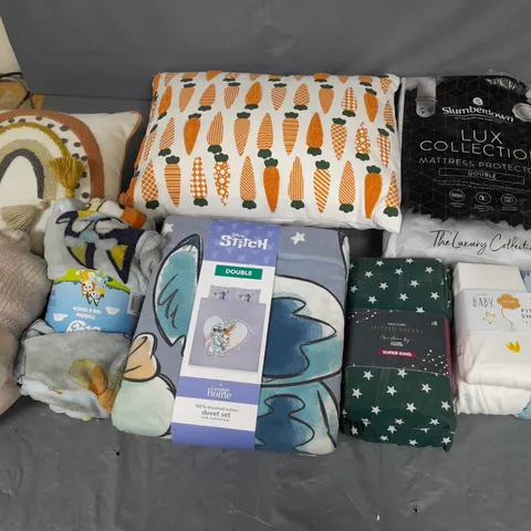 BOX OF APPROXIMATELY 10 ASSORTED BEDDING AND SOFT FURNISHING ITEMS TO INCLUDE - THROW PILLOW - DUVET SETS - FITTED SHEET ETC.