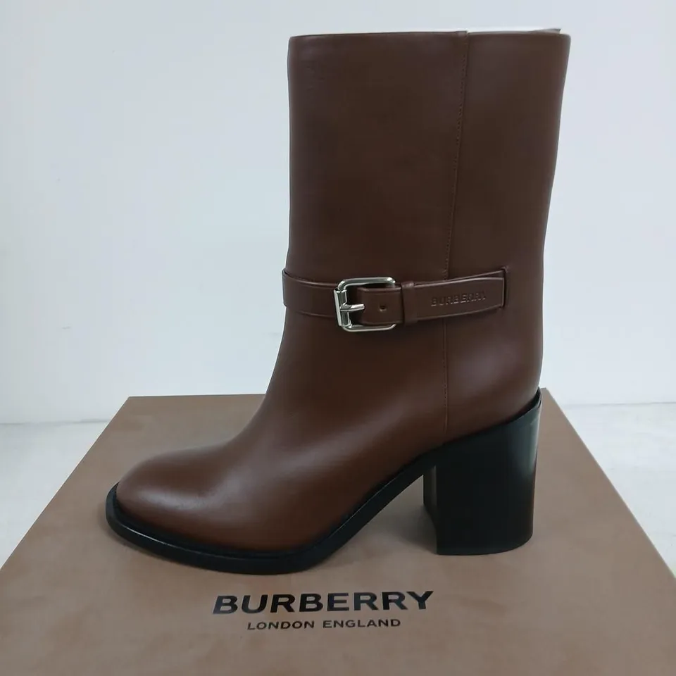 BURBERRY BROWN LEATHER KNEE-HIGH BOOTS WITH BUCKLE – UK7 (EUR40)