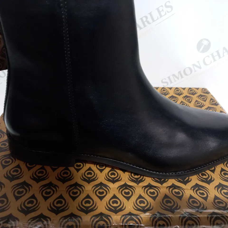 BOXED PAIR FO THOMAS CRICK LAMBERT BLACK SIZE 8 