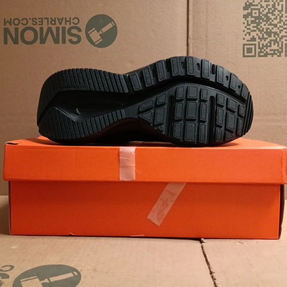 BOXED PAIR OF NIKE DOWNSHIFTER 14 TRAINERS IN BLACK SIZE UK 7
