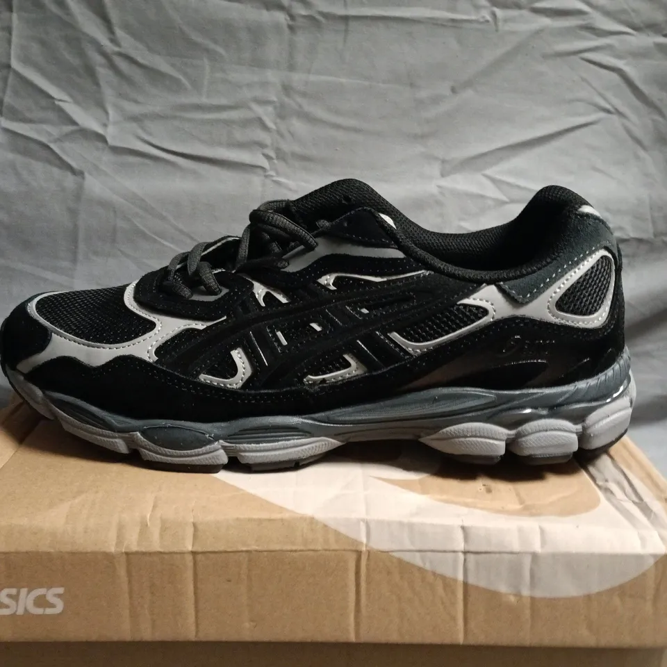 ASICS RUNNING SHOES IN BLACK/GREY - UK 10