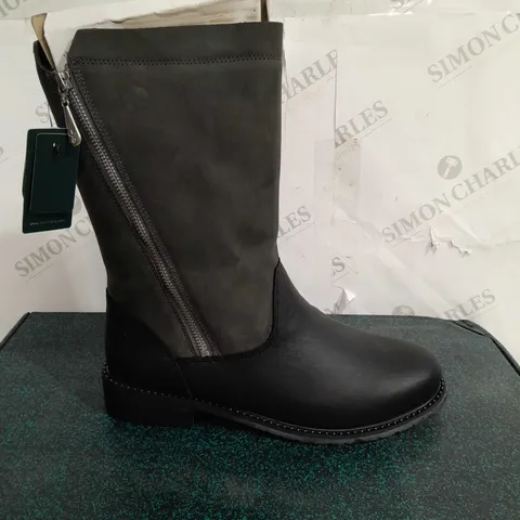 BOXED EMU EXPLORER BOOTS, BLACK/CHARCOAL - SIZE 7