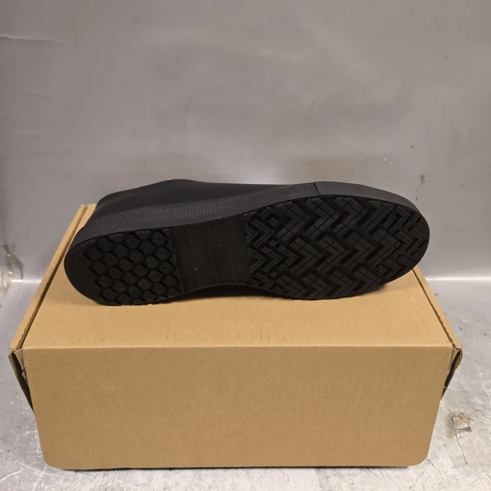 BOXED PAIR OF SHOE FOR CREWS LOW RIDER SHOES - 10