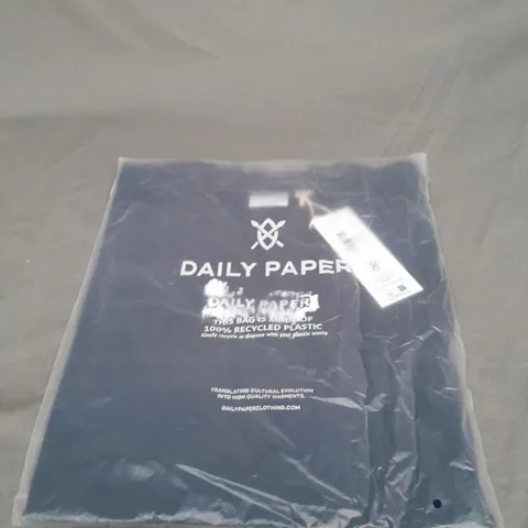 BAGGED DAIL PAPER SCRATCH LOGO SHORT SLEEVE TSHIRT IN PEAGANT BLUE SIZE L