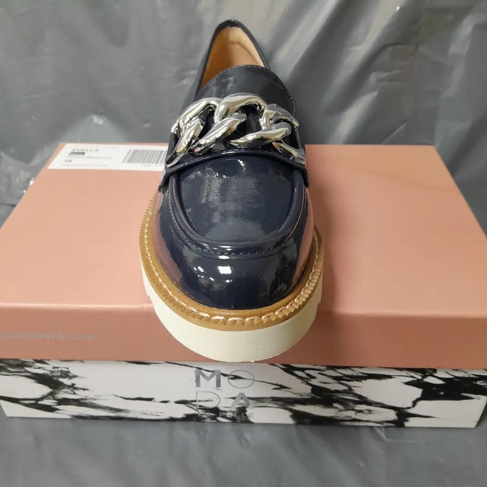 BOXED PAIR OF MODA IN PELLE CHUNKY LOAFERS IN NAVY W. SILVER EFFECT CHAIN SIZE 6