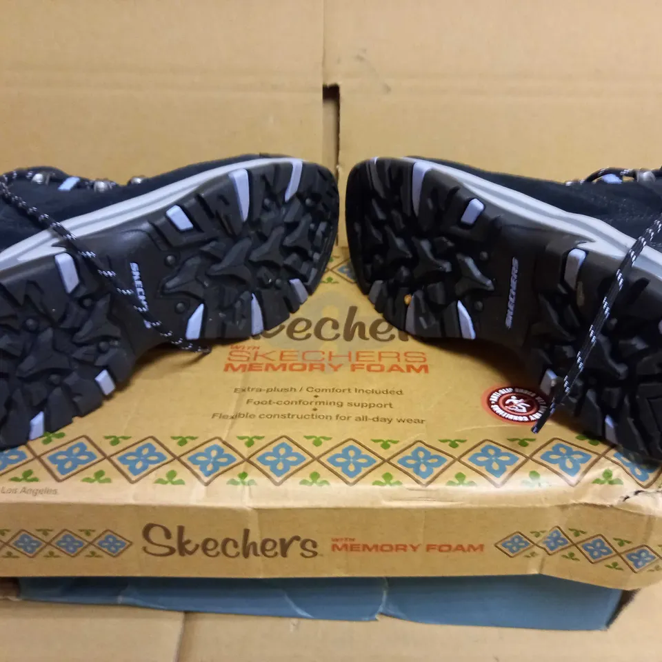 SKECHERS MEMORY FOAM HIKING BOOTS - SIZE 4.5
