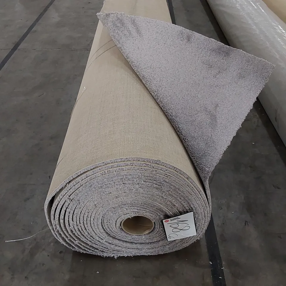 ROLL OF QUALITY CARPET SILVER/GREY  // SIZE: APPROXIMATELY 4 X 25m