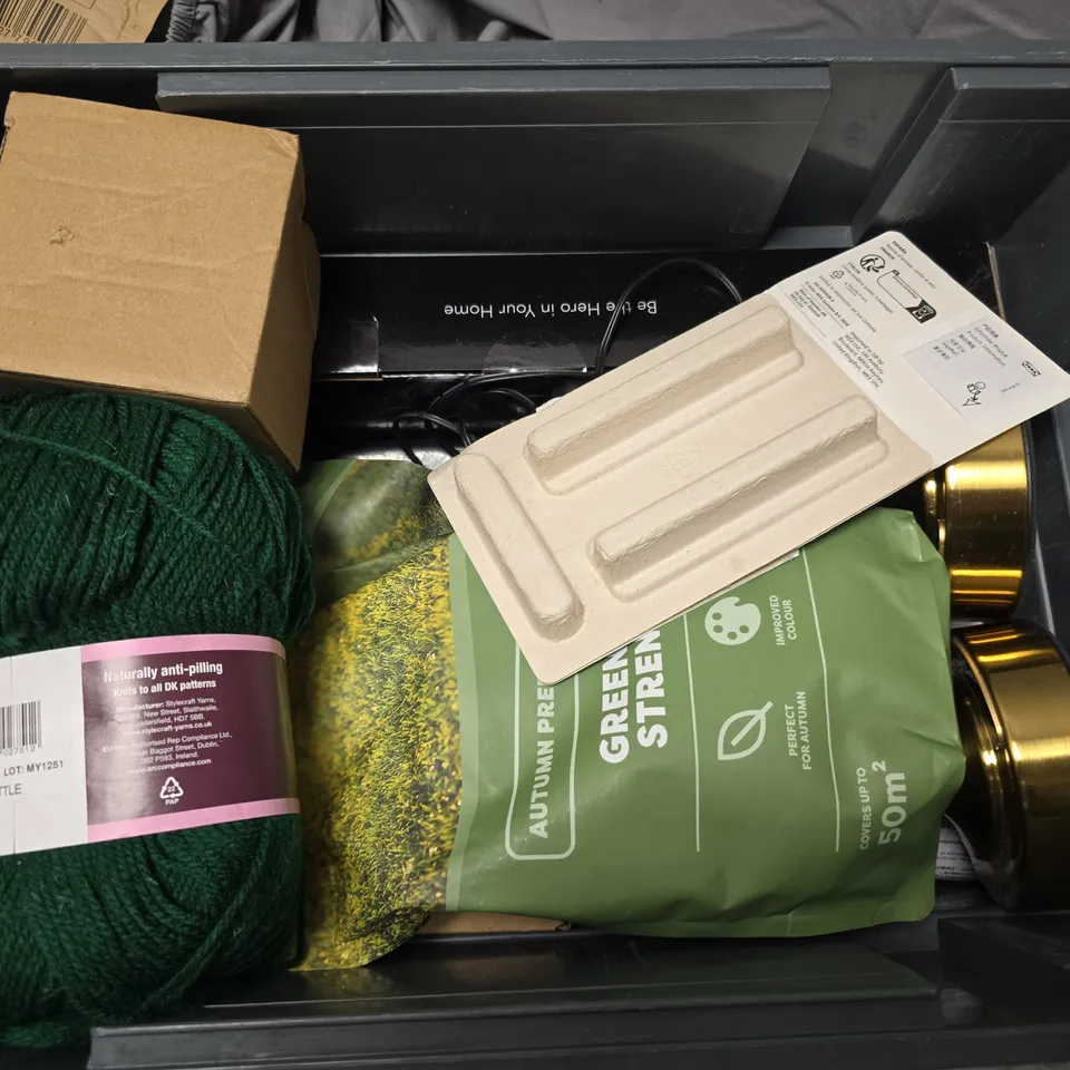 APPROXIMATELY 12 ASSORTED HOUSEHOLD ITEMS TO INCLUDE CORDLESS TABLE LAMPS, AUTUMN PREPERATION FERTILISER, HACKAS, ETC