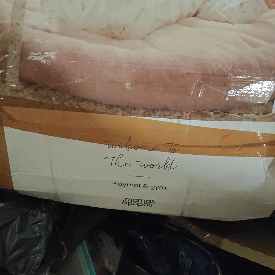 PALLET OF ASSORTED HOUSEHOLD AND CLOTHING ITEMS TO INCLUDE KIDS ROLLER SKATES, TOWEL BAIL AND LARGE DESSERT PLUSHIE