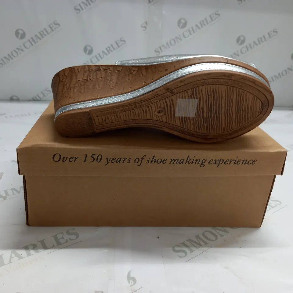 BOXED PAIR OF CUSHION WALK SILVER STRAPPY WEDGE HEELED SHOES - SIZE 6