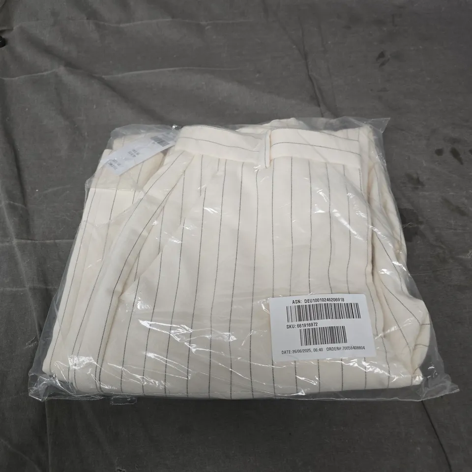 ABERCROMBIE & FITCH WHITE STRIPPED PANTS  – SIZE 24