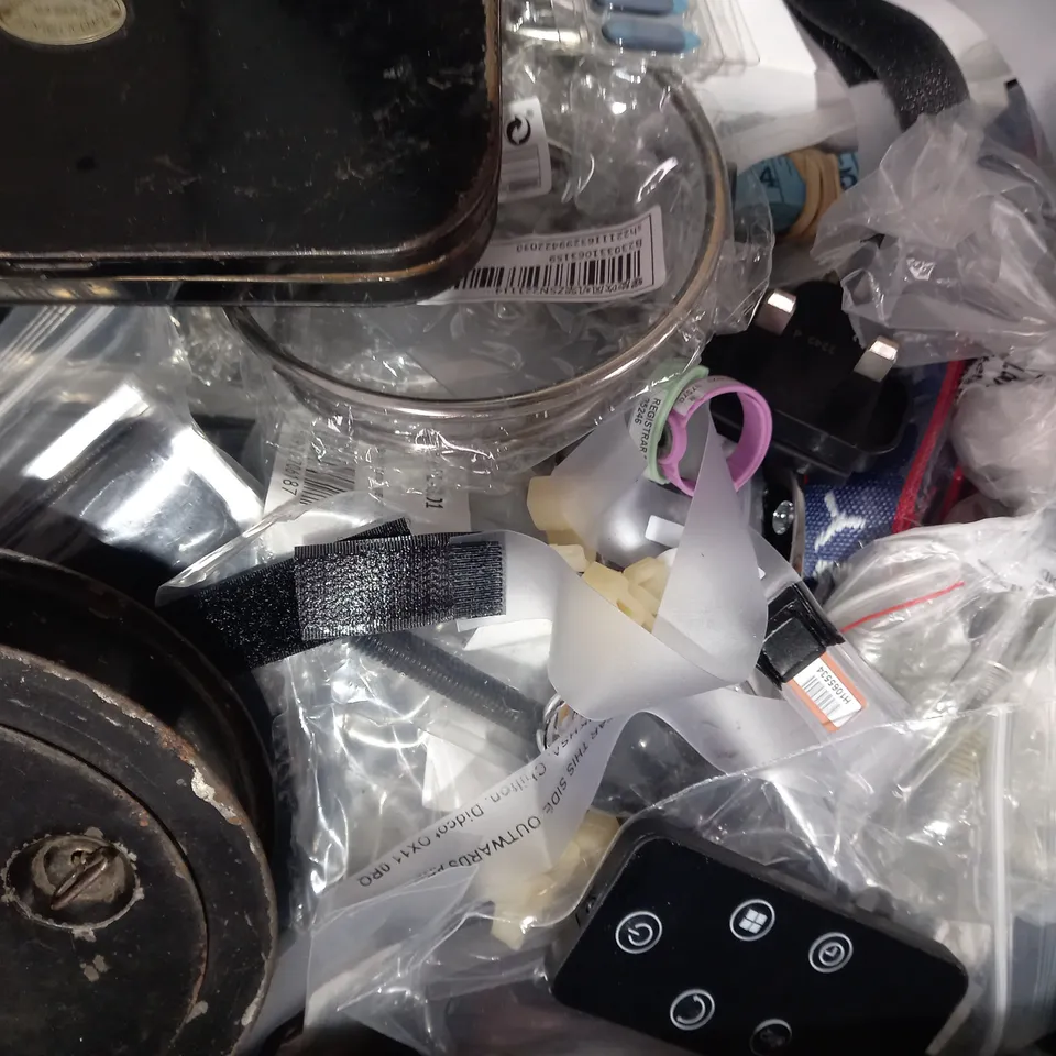 LOT OF APPROXIMATELY 10 ASSORTED HOUSEHOLD ITEMS TO INCLUDE PACK OF NEON SHOT GLASSES, FRUITY KNITS 6 YARN PACK, ETC