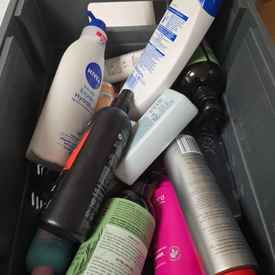 APPROXIMATELY 20 ASSORTED HEALTH & BEAUTY PRODUCTS TO INCLUDE BOND REPAIR CONDITIONER, STYLING CREAM, HAIR OIL ETC 