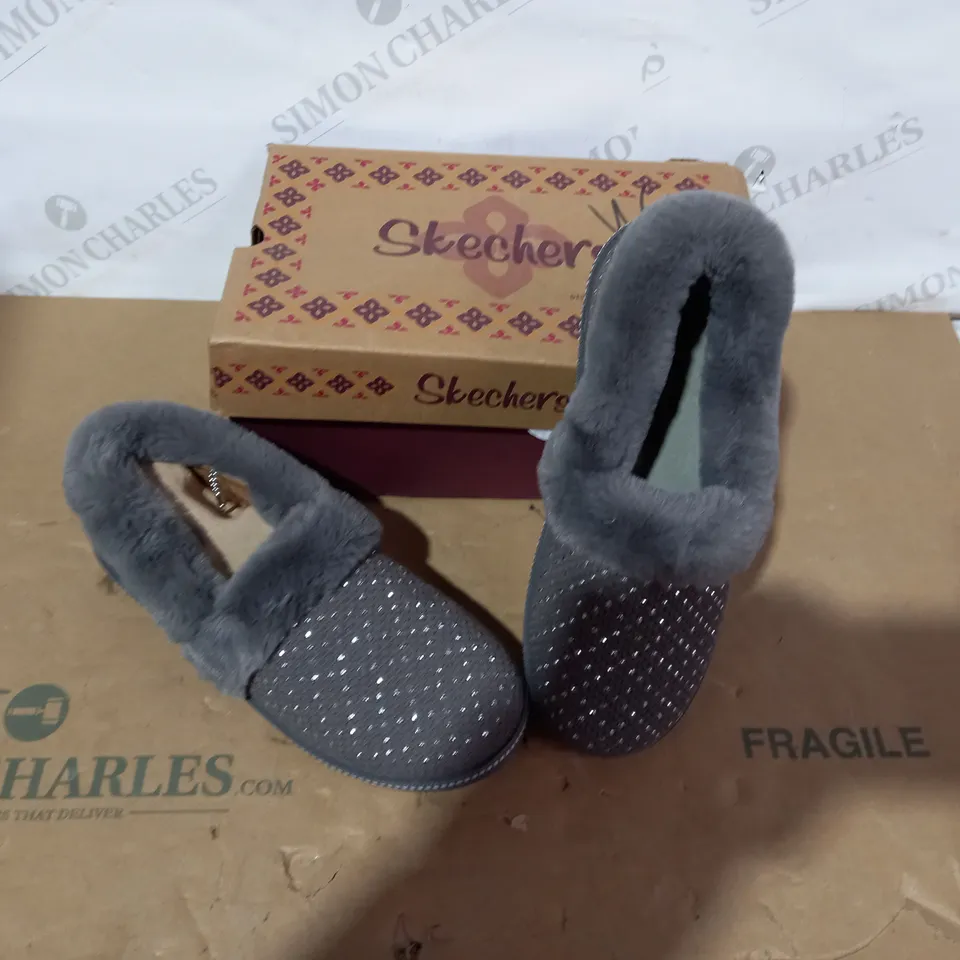 BOXED PAIR OF SKECHERS SLIPPERS - SIZE 3.5