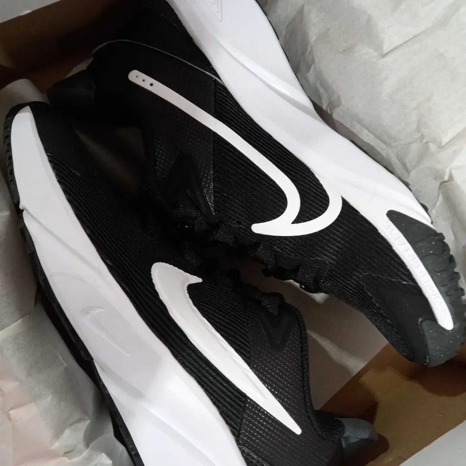 BOXED NIKE JUNIOR STAR RUNNER 4 RUNNING SHOES, BLACK - SIZE 4