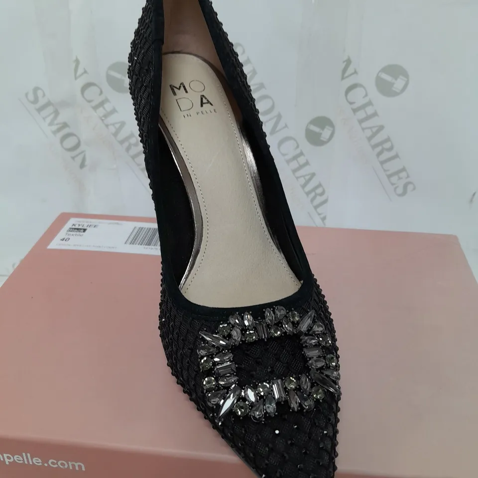 PAIR OF MODA IN PELLE HIGH HEEL SHOES IN BLACK SIZE 7