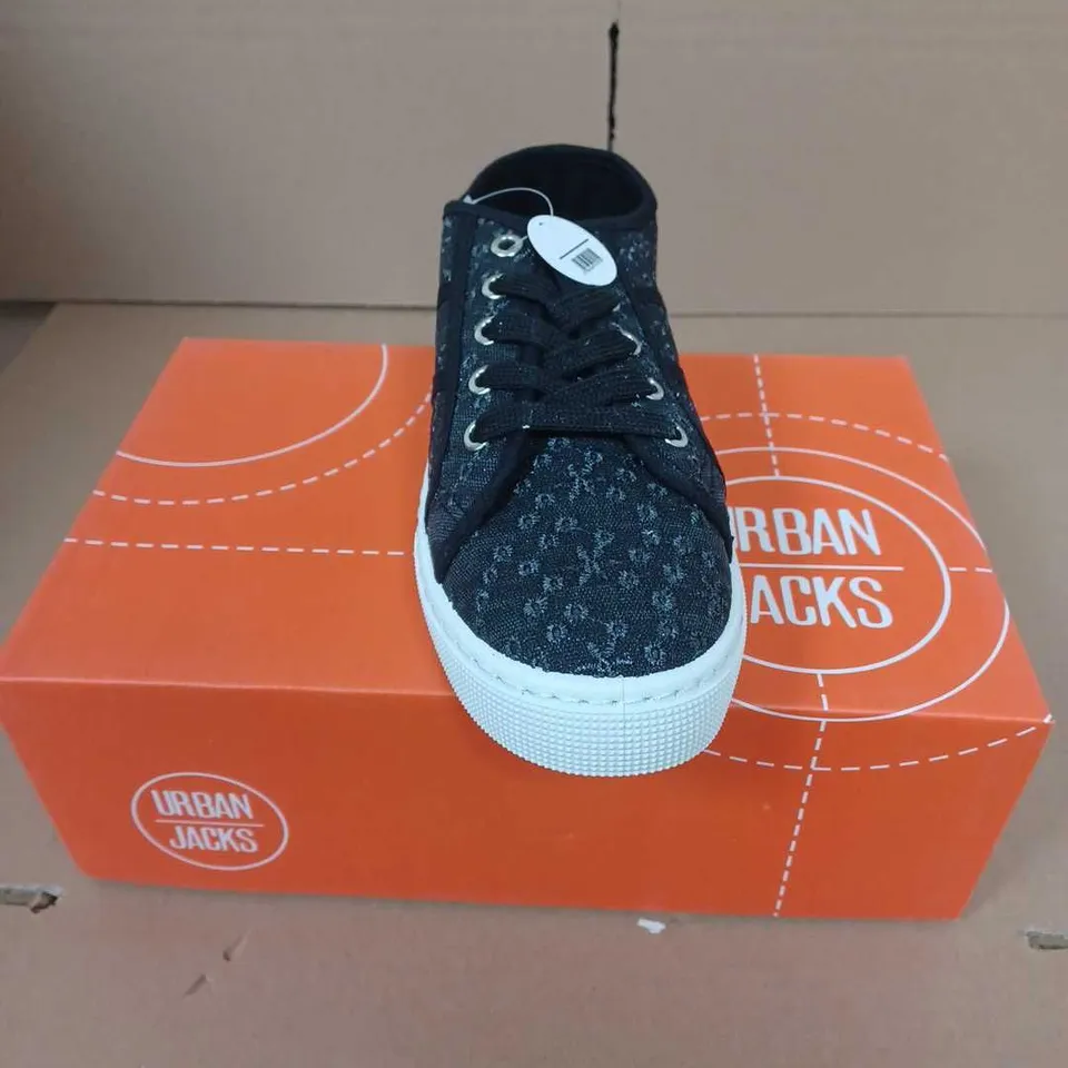 BOXED PAIR OF URBAN JACKS PALM SPRINGS TRAINERS IN BLACK - 5