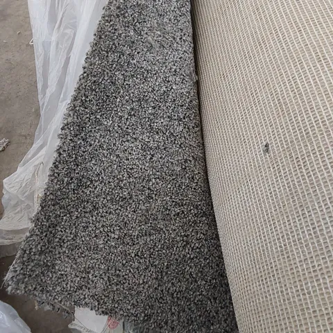 ROLL OF QUALITY PARK LANE LIGHT GREY CARPET // SIZE: APPROXIMATELY 5 X 5.6m