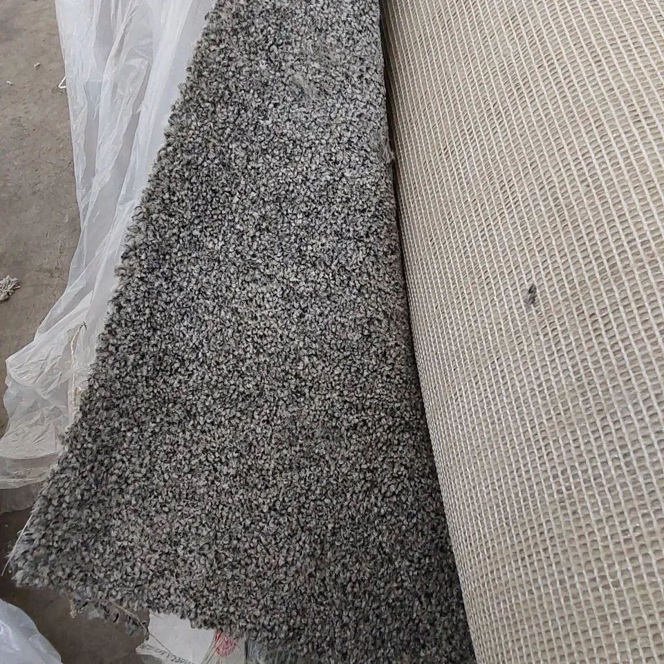 ROLL OF QUALITY PARK LANE LIGHT GREY CARPET // SIZE: APPROXIMATELY 5 X 5.6m