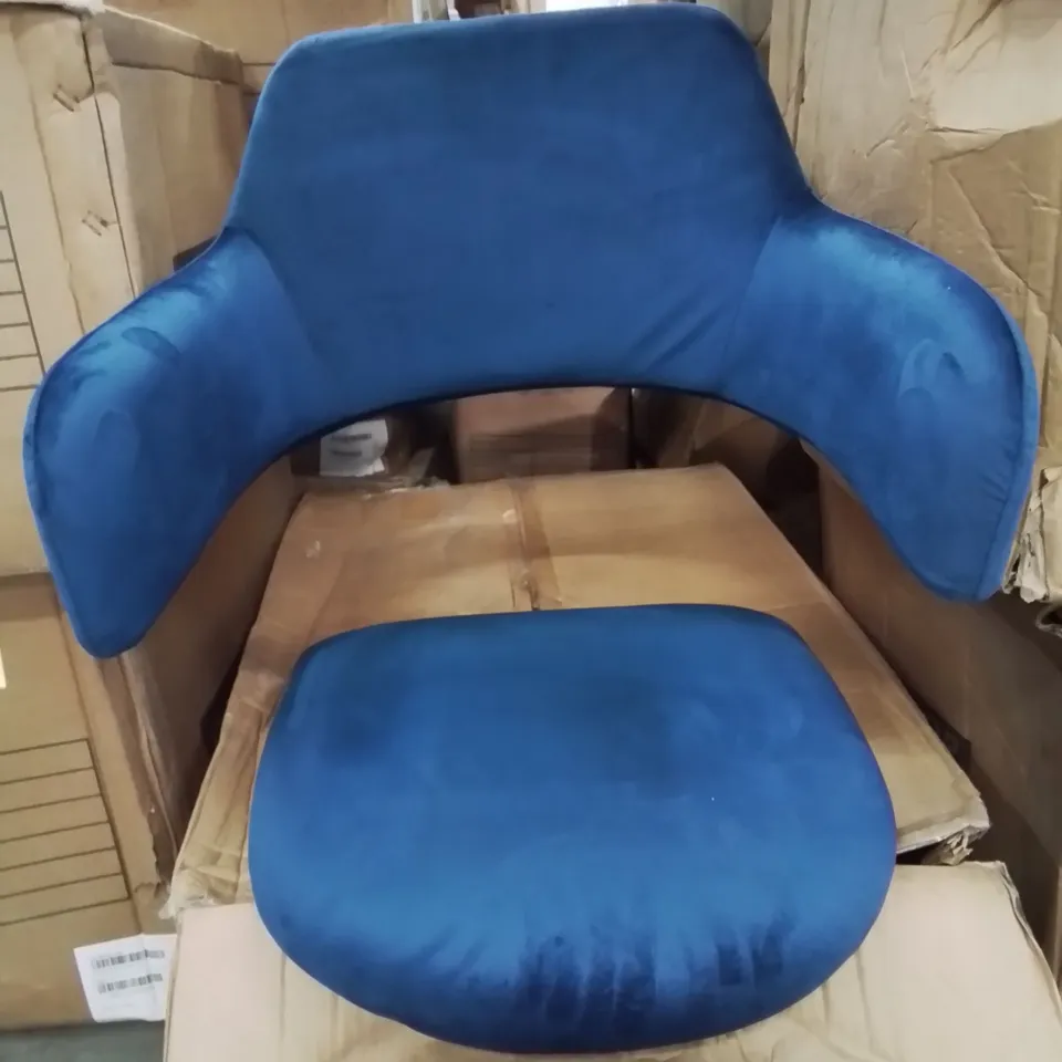 A BOXED PAIR OF BLUE VELVET UPHOLSTERED CURVED BACK DINING ROOM CHAIRS