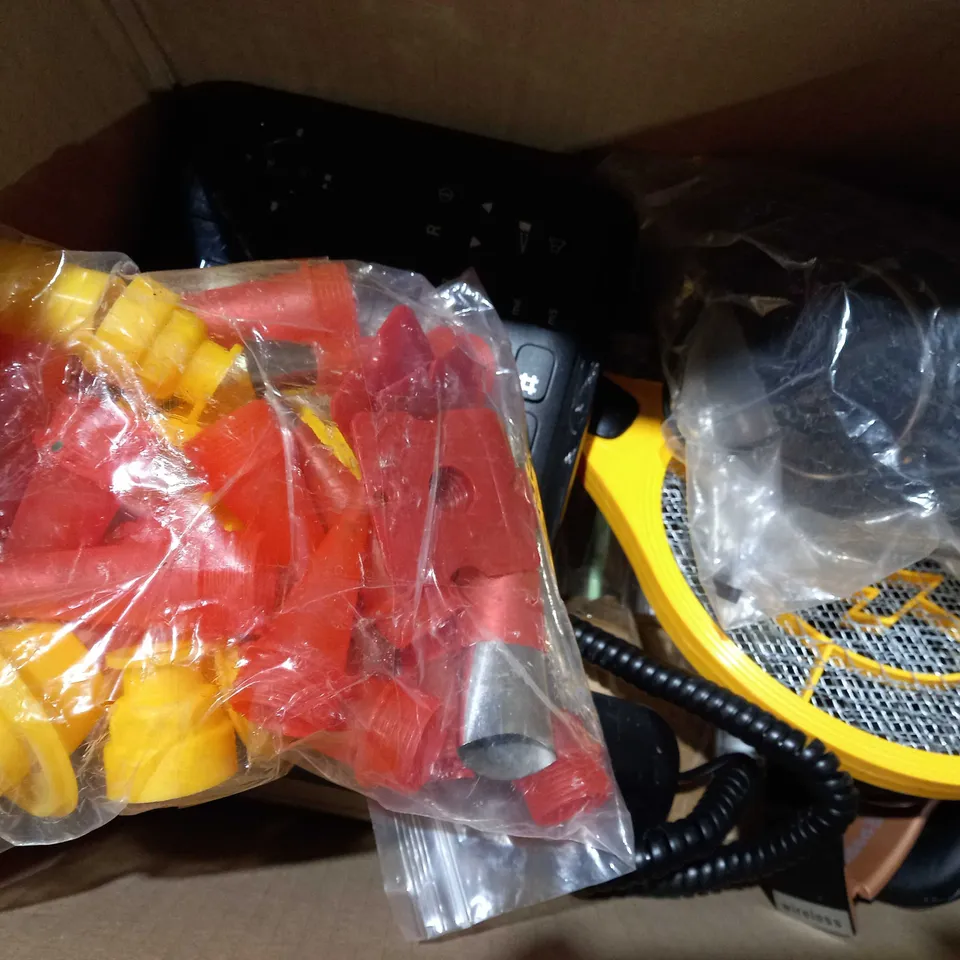 APPROXIMATELY 12 ASSORTED ITEMS TO INCLUDE RENPHO SCALE, HOLYFUN TOY MODEL GUN, DIVA HOME SLATE TRAY ETC.