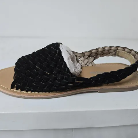 BOXED LEATHER COLLECTION WOVEN SANDALS, BLACK - SIZE 5