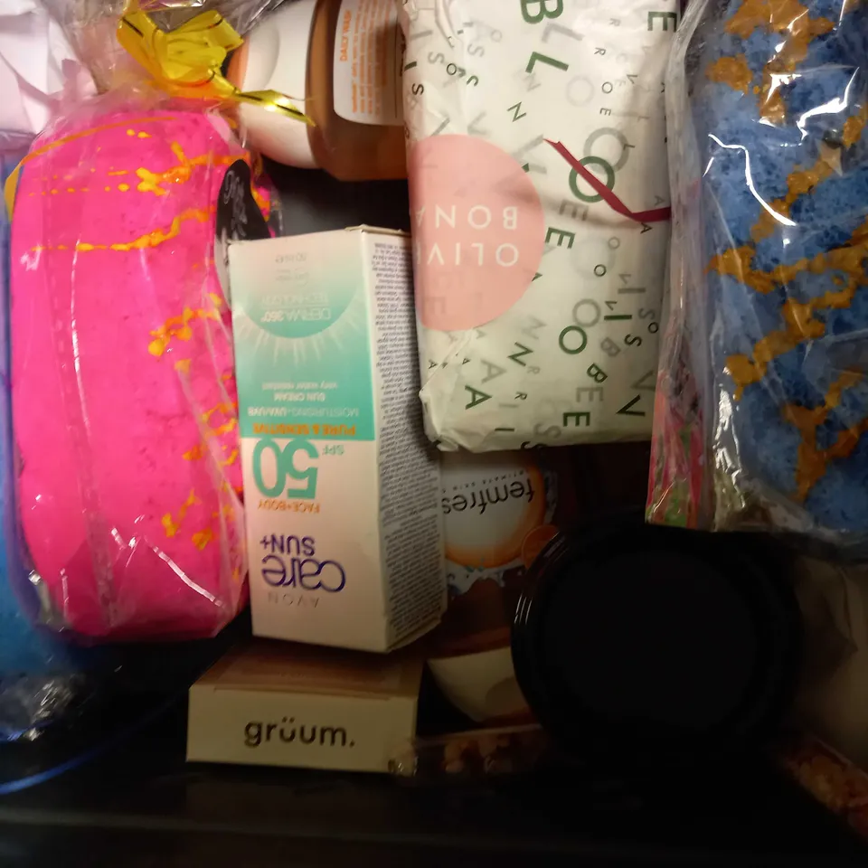 LOT OF APPROXIMATELY 20 ASSORTED HEALTH & BEAUTY ITEMS, TO INCLUDE THE BODY SHOP, AVON, NO 7, ETC