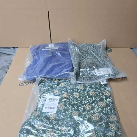 BOX OF APPROXIMATELY 30 X ASSORTED CLOTHING ITEMS